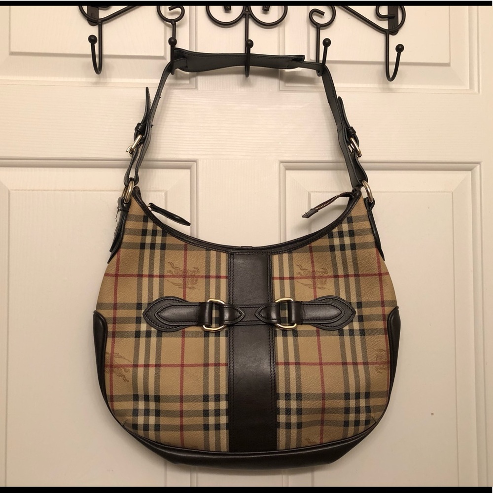 Burberry shoulder bag. Is in good condition.